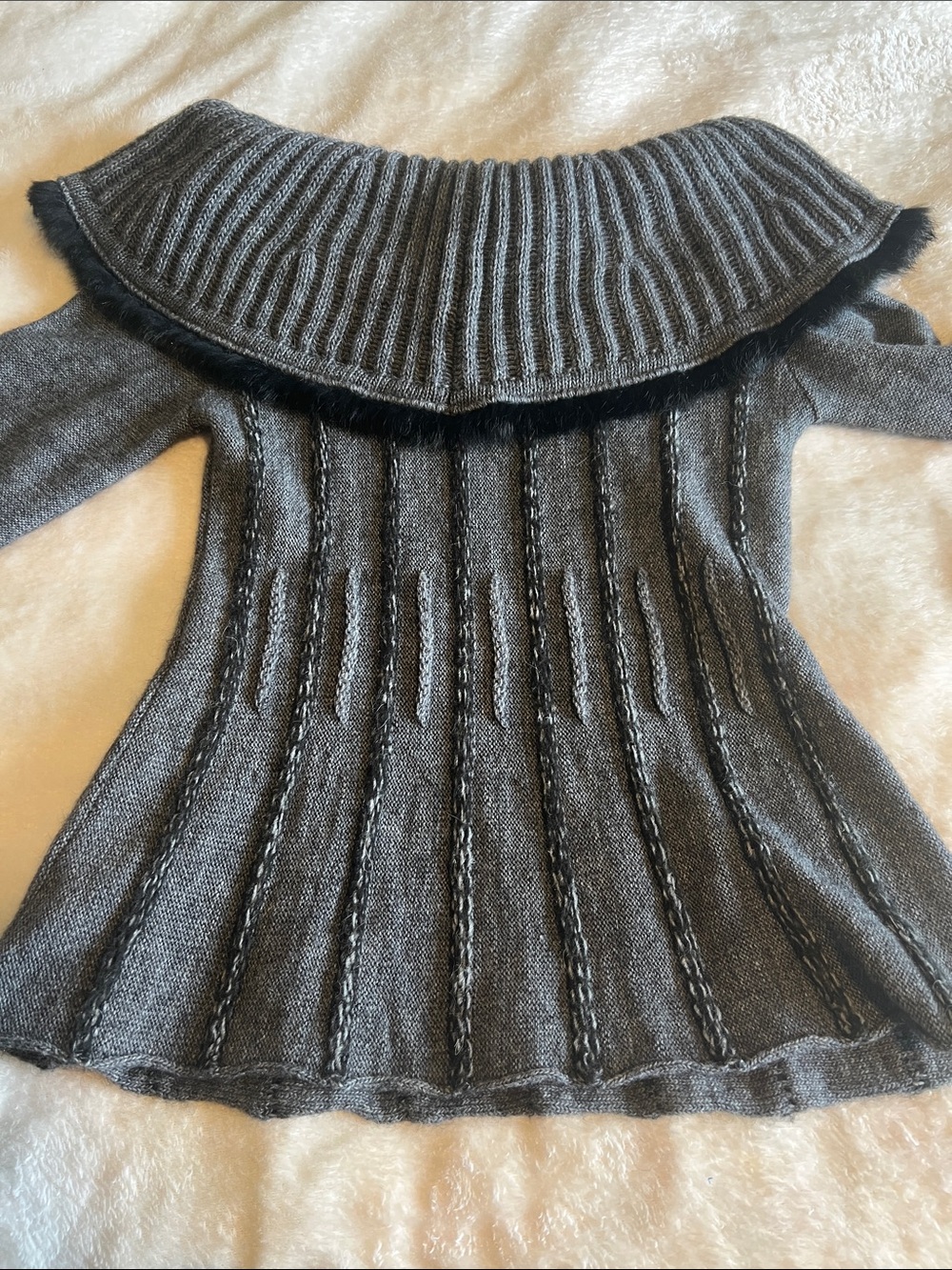Joseph Ribkoff Y2K Gray Braided Knit Bell Sleeve Fur Collar Cardigan Sweater - Picture 6 of 12